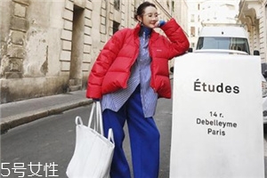紅色羽絨服搭配什么鞋子？鞋子搭配也是關(guān)鍵
