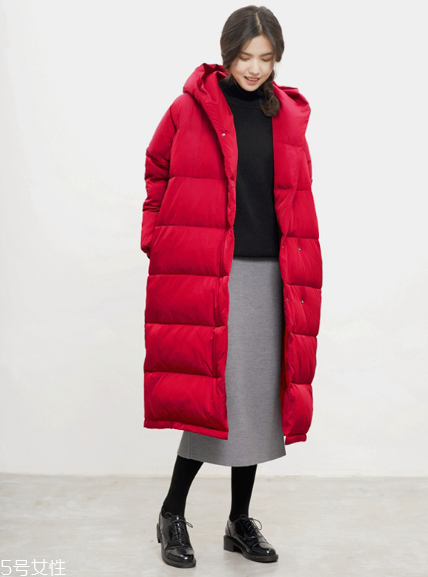 紅色羽絨服搭配什么鞋子？鞋子搭配也是關(guān)鍵