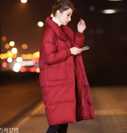 紅色羽絨服里面穿什么？保暖時尚兩不誤
