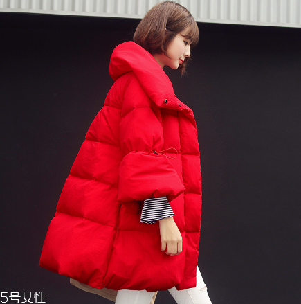 紅色羽絨服里面穿什么？保暖時尚兩不誤