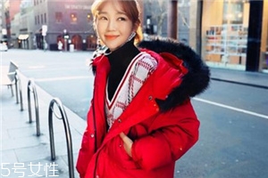 紅色羽絨服里面穿什么？保暖時尚兩不誤