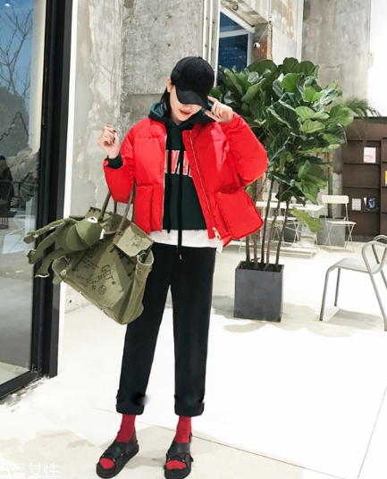 紅色羽絨服里面穿什么？保暖時尚兩不誤