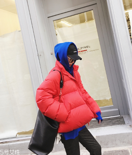 紅色羽絨服里面穿什么？保暖時尚兩不誤