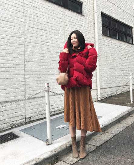 紅色羽絨服里面穿什么？保暖時尚兩不誤