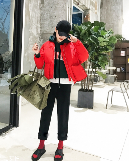紅色羽絨服搭配什么褲子？四種混搭讓你潮范兒十足