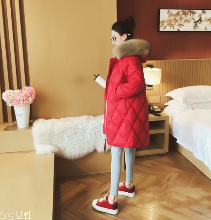 紅色羽絨服搭配什么褲子？四種混搭讓你潮范兒十足