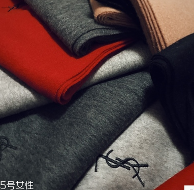 冬天圍巾什么顏色好看？為你推薦經(jīng)典款圍巾