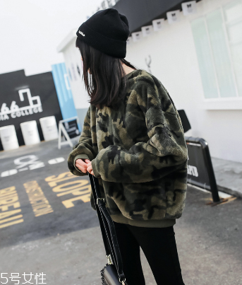 冬天衛(wèi)衣怎么穿更時(shí)髦？小心機(jī)教你把衛(wèi)衣穿出時(shí)尚感