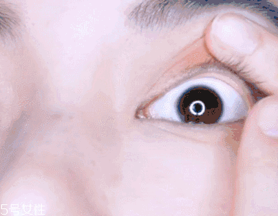 眼影需要卸妝嗎？閃亮海灘眼妝教程