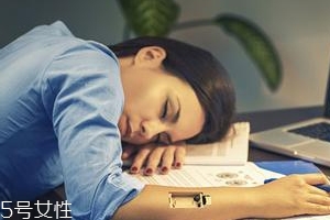 熬夜長膘什么原因？疲勞使人食欲大開