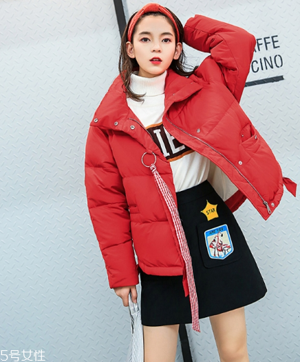 紅色羽絨服搭配什么顏色毛衣？色彩搭配不止黑白灰