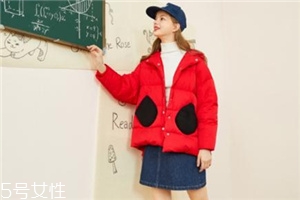紅色羽絨服搭配什么顏色毛衣？色彩搭配不止黑白灰