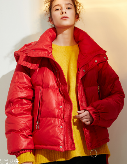紅色羽絨服搭配什么顏色毛衣？色彩搭配不止黑白灰
