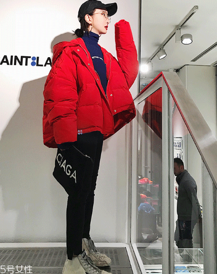 紅色羽絨服搭配什么顏色毛衣？色彩搭配不止黑白灰