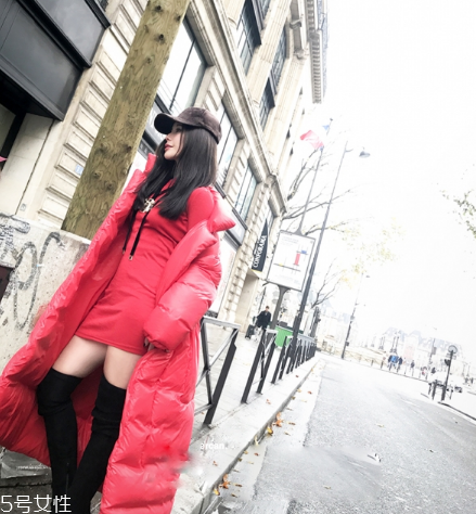 紅色羽絨服搭配什么顏色毛衣？色彩搭配不止黑白灰