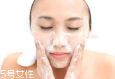 潔面乳和洗面奶是一種產(chǎn)品嗎？洗面奶適合干皮