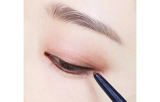 豆沙色眼妝怎么畫？超受歡迎的空氣眼妝畫法