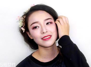2018秋冬酒紅色眼妝怎么畫？神秘又有女人味的妝容