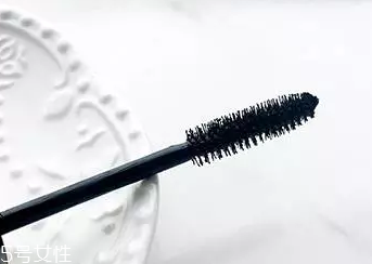 睫毛膏如何避免結(jié)塊？不要z形涂抹