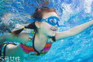 游泳時(shí)為什么尿意更重？心理生理雙重原因