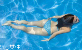 游泳時(shí)為什么尿意更重？心理生理雙重原因