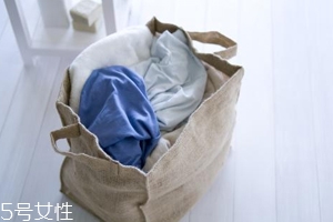 內(nèi)褲和襪子一起洗會(huì)有哪些危害？分情況對待