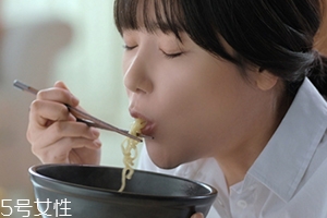 辛拉面多少錢一包？辛拉面價(jià)格有點(diǎn)偏貴