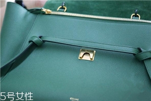 celine鯰魚(yú)包怎么打開(kāi)？個(gè)大量輕難怪超模都愛(ài)它