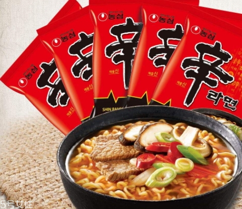 辛拉面和火雞面哪個(gè)好吃哪個(gè)更辣？