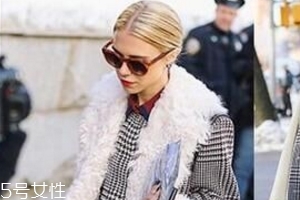 怎么挑選格子大衣？穿對了氣質(zhì)女就是你