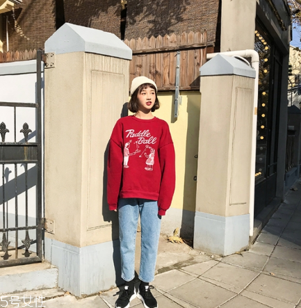 紅色衛(wèi)衣配什么褲子？休閑時(shí)尚兩不誤