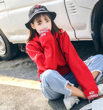 紅色衛(wèi)衣配什么褲子？休閑時(shí)尚兩不誤