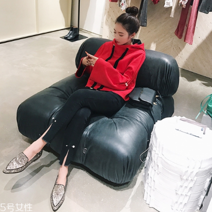 紅色衛(wèi)衣配什么褲子？休閑時(shí)尚兩不誤