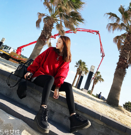 紅色衛(wèi)衣配什么褲子？休閑時(shí)尚兩不誤
