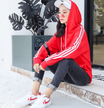 紅色衛(wèi)衣配什么褲子？休閑時(shí)尚兩不誤