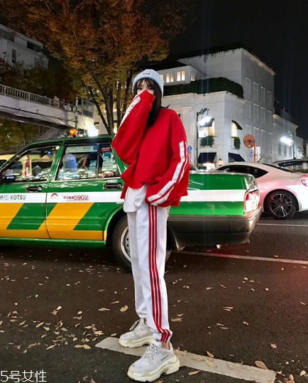紅色衛(wèi)衣配什么褲子？休閑時(shí)尚兩不誤
