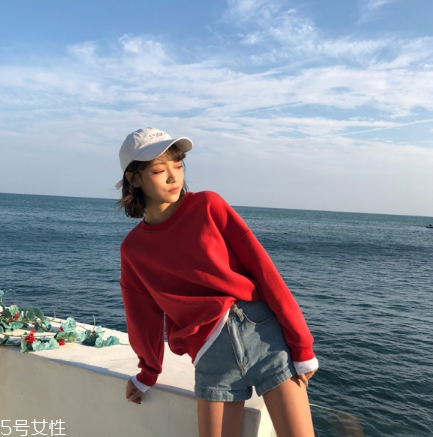 紅色衛(wèi)衣配什么褲子？休閑時(shí)尚兩不誤