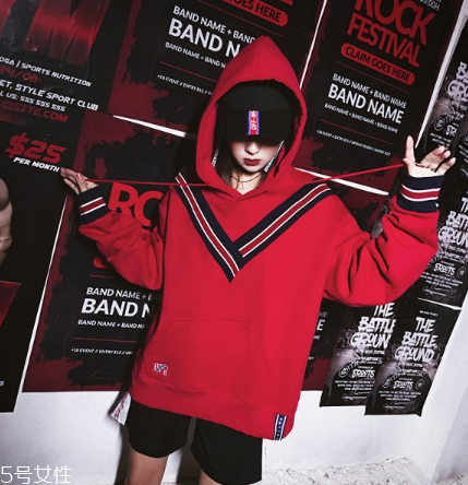 紅色衛(wèi)衣配什么褲子？休閑時(shí)尚兩不誤