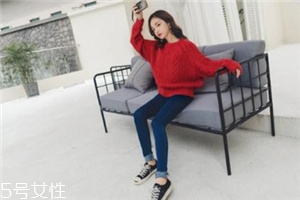 紅色毛衣下面配什么？褲子裙子統(tǒng)統(tǒng)能Hold住