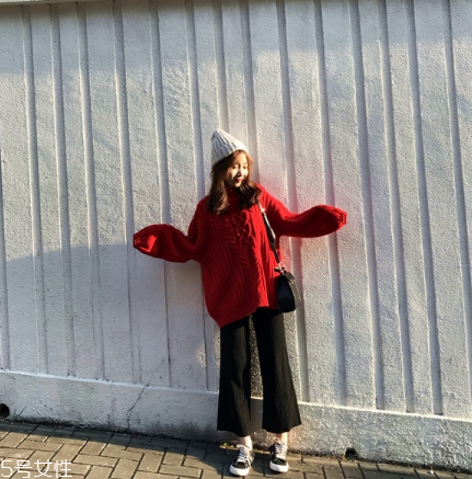 紅色毛衣下面配什么？褲子裙子統(tǒng)統(tǒng)能Hold住