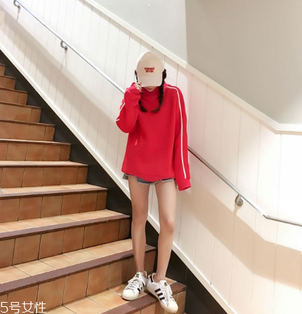 紅色衛(wèi)衣搭配什么鞋子？休閑風(fēng)時(shí)尚風(fēng)都能駕馭