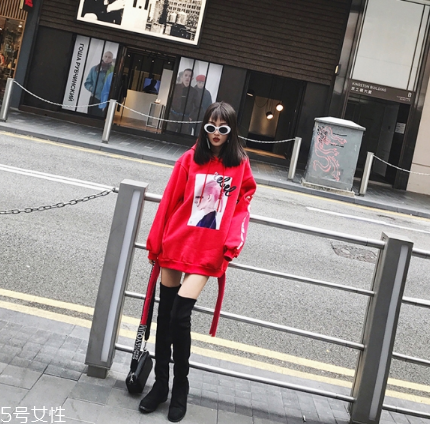 紅色衛(wèi)衣搭配什么鞋子？休閑風(fēng)時(shí)尚風(fēng)都能駕馭