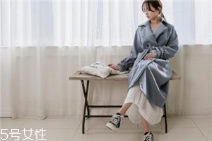 呢大衣搭配什么裙子好看？冬天也能萬種風情