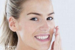 粉底液為什么溶妝？出油稀釋妝容