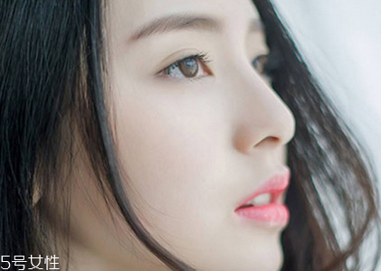 種睫毛是怎么種的？種睫毛是粘在睫毛這個位置