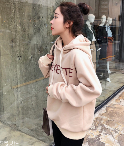 衛(wèi)衣買大了怎么辦？這樣穿酷到?jīng)]朋友