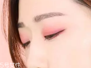 無妝眼影怎么畫？巧用粉色系眼影