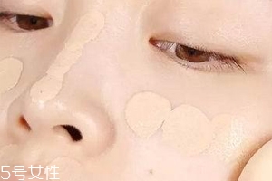怎么打造裸妝底妝？粉底色號要選好