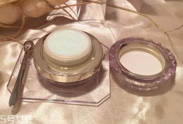 CPB晶致眼霜油不油？水油科學(xué)配比