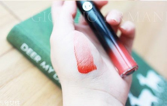 阿瑪尼黑管紅管哪個(gè)好？打造鮮艷欲滴的動(dòng)人雙唇